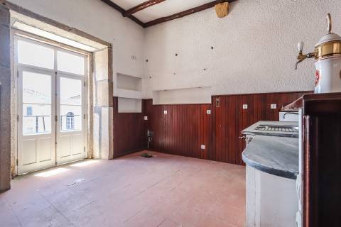 Solar situado no centro de Figueiró dos vinhos, na Praça do Município.