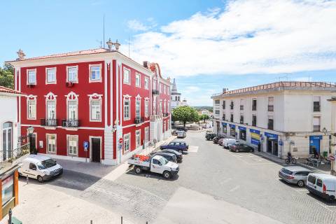 Solar situado no centro de Figueiró dos vinhos, na Praça do Município.