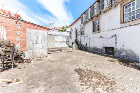 Solar situado no centro de Figueiró dos vinhos, na Praça do Município.