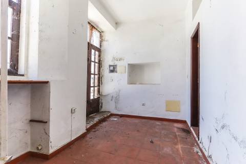 Solar situado no centro de Figueiró dos vinhos, na Praça do Município.