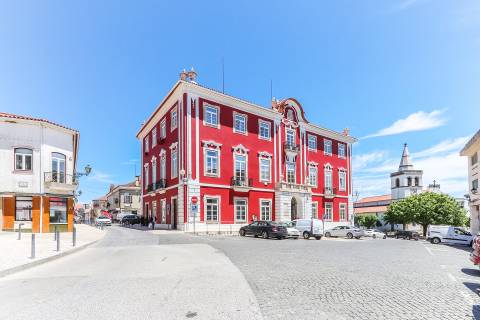 Solar situado no centro de Figueiró dos vinhos, na Praça do Município.