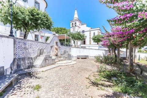 Solar situado no centro de Figueiró dos vinhos, na Praça do Município.
