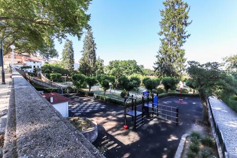 Solar situado no centro de Figueiró dos vinhos, na Praça do Município.
