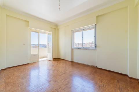 T3 com Potencial Único em Bairro Central e Tranquilo