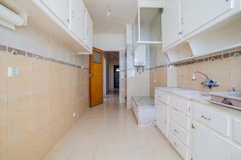 T3 com Potencial Único em Bairro Central e Tranquilo