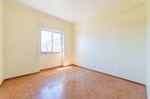 T3 com Potencial Único em Bairro Central e Tranquilo