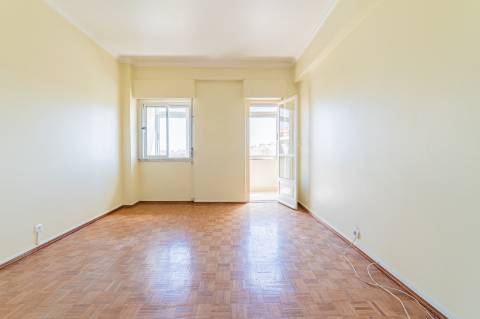 T3 com Potencial Único em Bairro Central e Tranquilo