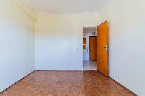 T3 com Potencial Único em Bairro Central e Tranquilo