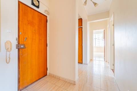 T3 com Potencial Único em Bairro Central e Tranquilo