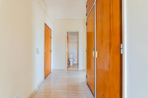 T3 com Potencial Único em Bairro Central e Tranquilo