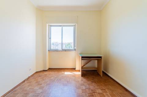 T3 com Potencial Único em Bairro Central e Tranquilo