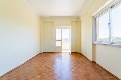 T3 com Potencial Único em Bairro Central e Tranquilo