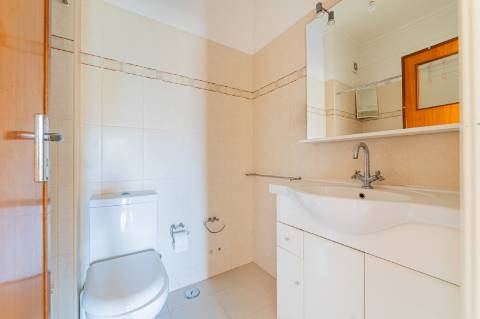 T3 com Potencial Único em Bairro Central e Tranquilo