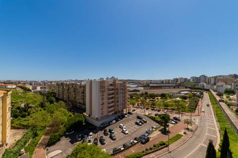 T3 com Potencial Único em Bairro Central e Tranquilo
