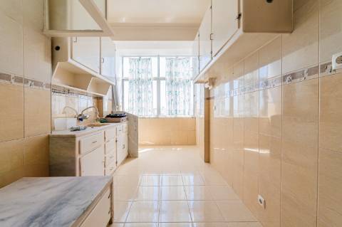 T3 com Potencial Único em Bairro Central e Tranquilo