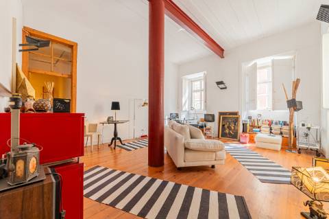 Loja ou Espaço Atelier de grandes janelas e porta dupla em vidro para a rua.