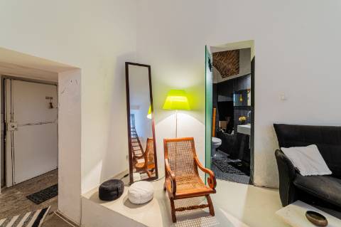 Loja ou Espaço Atelier de grandes janelas e porta dupla em vidro para a rua.