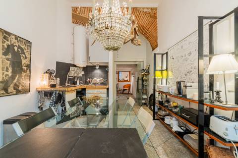 Loja ou Espaço Atelier de grandes janelas e porta dupla em vidro para a rua.