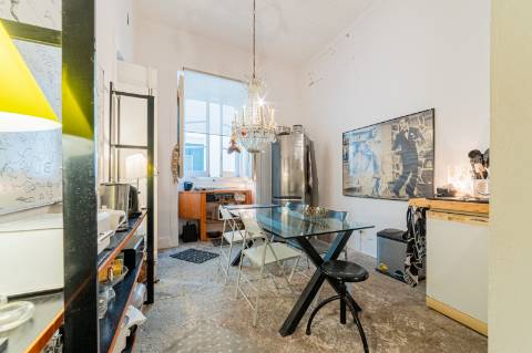 Loja ou Espaço Atelier de grandes janelas e porta dupla em vidro para a rua.