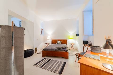 Loja ou Espaço Atelier de grandes janelas e porta dupla em vidro para a rua.