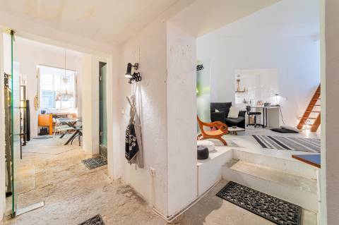 Loja ou Espaço Atelier de grandes janelas e porta dupla em vidro para a rua.