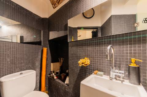 Loja ou Espaço Atelier de grandes janelas e porta dupla em vidro para a rua.