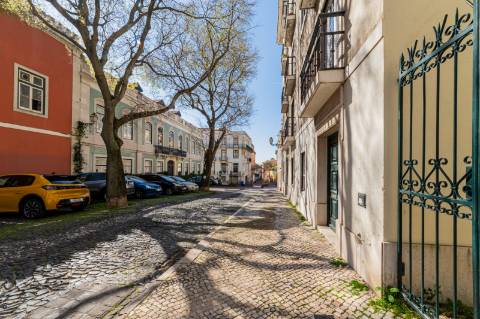 Loja ou Espaço Atelier de grandes janelas e porta dupla em vidro para a rua.