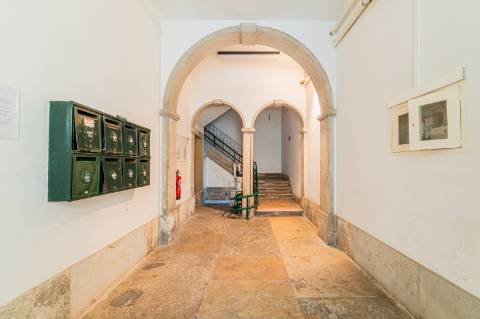 Loja ou Espaço Atelier de grandes janelas e porta dupla em vidro para a rua.