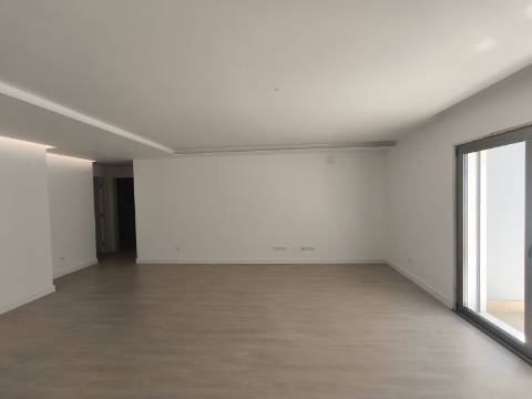 Apartamento T3 com Terraço Privativo e Estacionamento, Perto das Praias