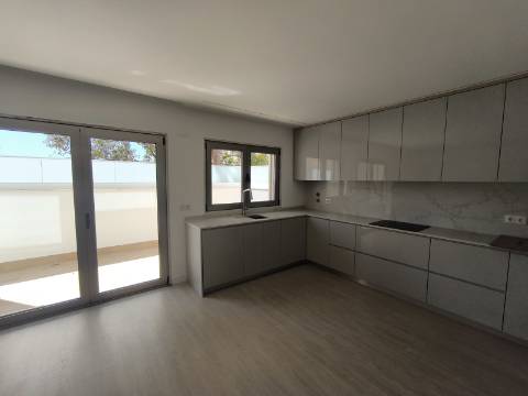 Apartamento T3 com Terraço Privativo e Estacionamento, Perto das Praias