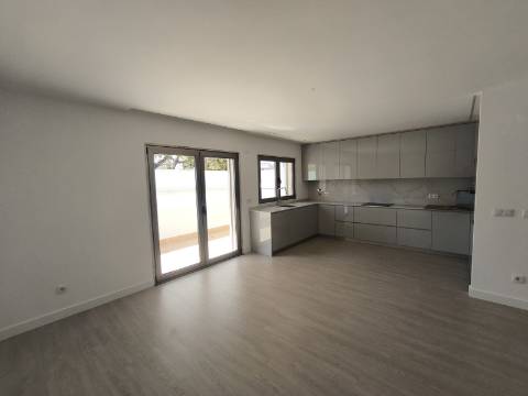 Apartamento T3 com Terraço Privativo e Estacionamento, Perto das Praias