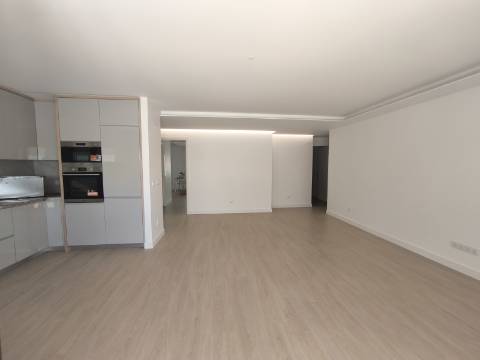 Apartamento T3 com Terraço Privativo e Estacionamento, Perto das Praias