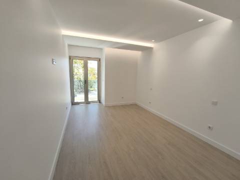 Apartamento T3 com Terraço Privativo e Estacionamento, Perto das Praias