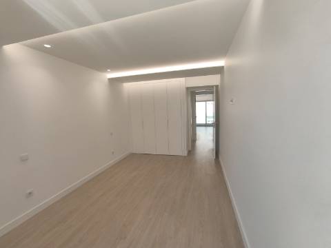 Apartamento T3 com Terraço Privativo e Estacionamento, Perto das Praias