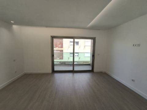 Apartamento T3 com Terraço Privativo e Estacionamento, Perto das Praias