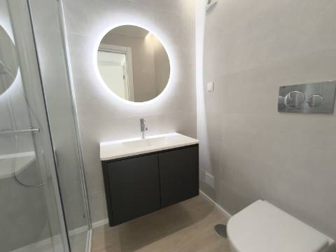 Apartamento T3 com Terraço Privativo e Estacionamento, Perto das Praias