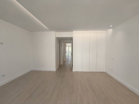 Apartamento T3 com Terraço Privativo e Estacionamento, Perto das Praias