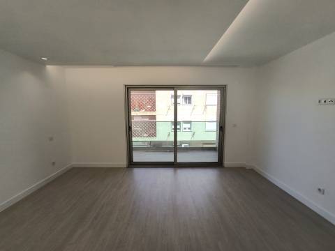 Apartamento T3 com Terraço Privativo e Estacionamento, Perto das Praias