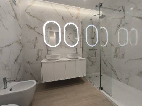 Apartamento T3 com Terraço Privativo e Estacionamento, Perto das Praias