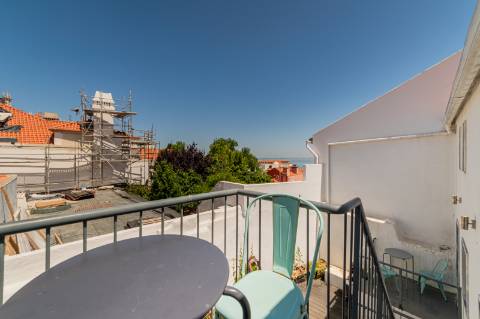 T2 Duplex com Licença de Alojamento Local e Vista Deslumbrante sobre o Tejo Entre Alfama e Graça