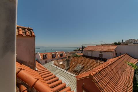T2 Duplex com Licença de Alojamento Local e Vista Deslumbrante sobre o Tejo Entre Alfama e Graça