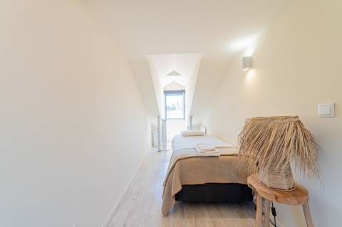 T2 Duplex com Licença de Alojamento Local e Vista Deslumbrante sobre o Tejo Entre Alfama e Graça