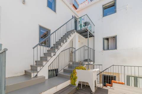 T2 Duplex com Licença de Alojamento Local e Vista Deslumbrante sobre o Tejo Entre Alfama e Graça