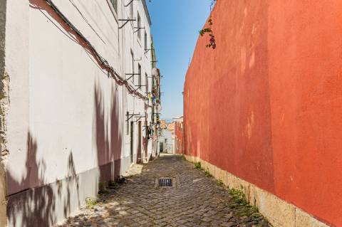 T2 Duplex com Licença de Alojamento Local e Vista Deslumbrante sobre o Tejo Entre Alfama e Graça