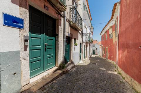 T2 Duplex com Licença de Alojamento Local e Vista Deslumbrante sobre o Tejo Entre Alfama e Graça