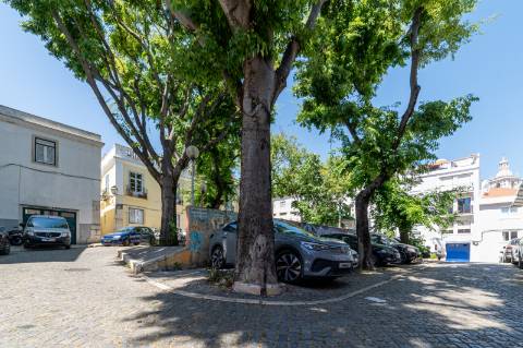 T2 Duplex com Licença de Alojamento Local e Vista Deslumbrante sobre o Tejo Entre Alfama e Graça