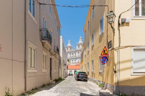 T2 Duplex com Licença de Alojamento Local e Vista Deslumbrante sobre o Tejo Entre Alfama e Graça