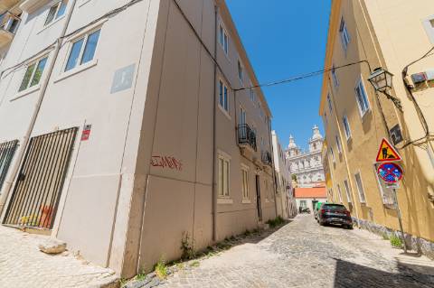 T2 Duplex com Licença de Alojamento Local e Vista Deslumbrante sobre o Tejo Entre Alfama e Graça