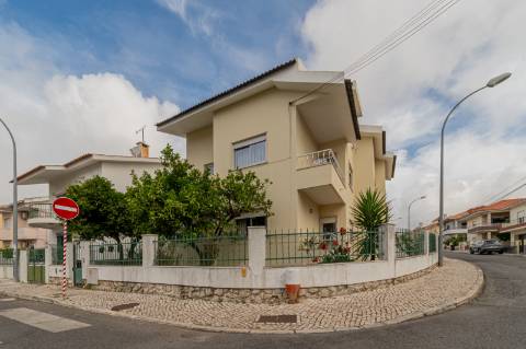 Duplex T4 Totalmente Renovado em Moradia Isolada Queijas