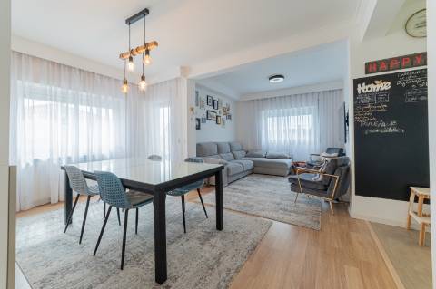 Duplex T4 Totalmente Renovado em Moradia Isolada Queijas